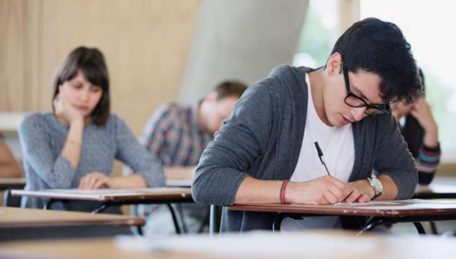Estudiantes en un examen