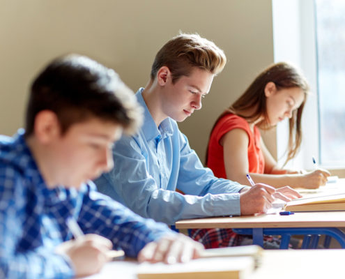 estudiantes escribiendo